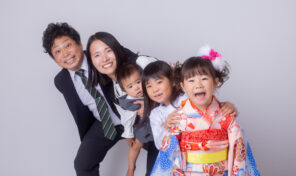 家族写真で笑顔いっぱい!おちゃめなご家族の撮影レポート【東京・八王子・フォトスタジオ・写真館・753】