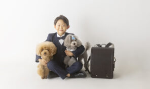 ランドセル姿を見守る相棒✨ペットと一緒に残す、世界一温かい入学フォト